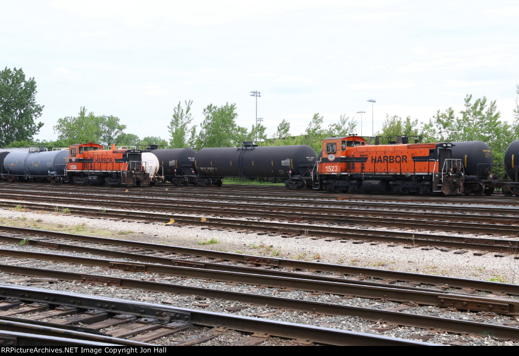 IHB 1523 & 1524 sit in State Line Yard